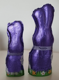 Verbraucherzentrale vs. Mondelez: Informationen auf Milka-Osterhasen müssen besser lesbar sein -